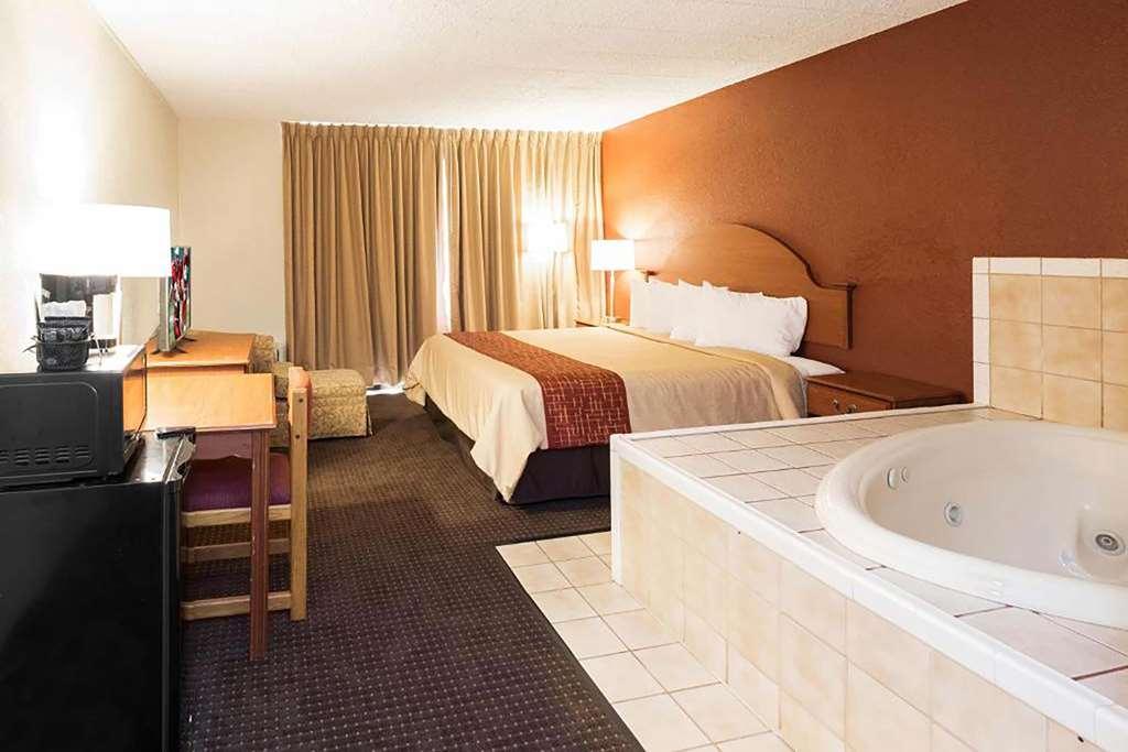 Days Inn By Wyndham Williamsport Δωμάτιο φωτογραφία